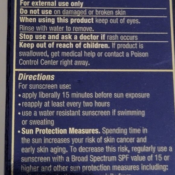 Estee Lauder Futurist Hydra Rescue Moisturizing Foundation Shades: 3W1 or 1N1 - Picture 10 of 15